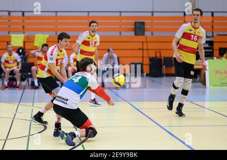 Karlsruhe, Deutschland. 03rd Mai 2021. Benjamin Dollhofer (14/SSC KA) erhält den Ball. GES/Volleyball/2. Bundesliga-Geklagt: Baden Volleys SSC Karlsruhe - SV Schwaig, 06.02.2021 - zur weltweiten Nutzung Quelle: dpa/Alamy Live News Stockfoto