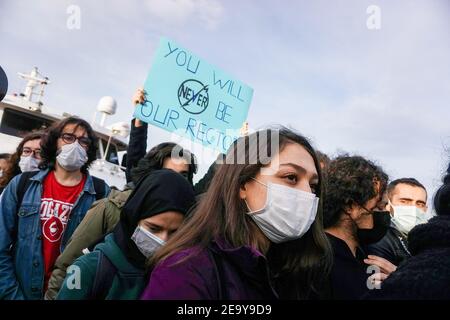 Istanbul, Türkei. Januar 2021, 6th. Ein Student protestiert mit einem Plakat mit der Aufschrift "Du wirst nie unser Rektor sein" während der Demonstration.Studenten der Universität Bo?aziçi protestieren gegen den von der Regierung ernannten Rektor Melih Bulu. Quelle: Ibrahim Oner/SOPA Images/ZUMA Wire/Alamy Live News Stockfoto