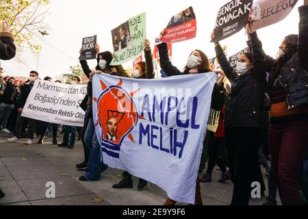 Istanbul, Türkei. Januar 2021, 6th. Demonstranten mit Plakaten und Transparenten, die ihre Meinung während der Demonstration ausdrücken.Studenten der Bo?aziçi Universität protestieren gegen den von der Regierung ernannten Rektor Melih Bulu. Quelle: Ibrahim Oner/SOPA Images/ZUMA Wire/Alamy Live News Stockfoto