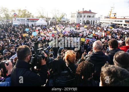 Istanbul, Türkei. Januar 2021, 6th. Studenten treffen sich in Kad?KÃ¶und kommen zu einer Pressemitteilung während der Demonstration.Studenten der Universität Bo?aziçi protestieren gegen den von der Regierung ernannten Rektor Melih Bulu. Quelle: Ibrahim Oner/SOPA Images/ZUMA Wire/Alamy Live News Stockfoto