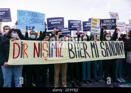 Istanbul, Türkei. Januar 2021, 6th. Protestler mit Plakaten und einem großen Banner mit der Aufschrift "Haben Sie gedacht, dass unser Widerstand enden würde?" Während der Demonstration protestieren Studenten der Bo?aziçi Universität gegen den von der Regierung ernannten Rektor Melih Bulu. Quelle: Ibrahim Oner/SOPA Images/ZUMA Wire/Alamy Live News Stockfoto