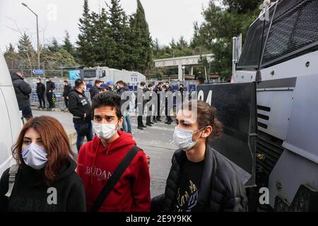 Istanbul, Türkei. Januar 2021, 6th. Studenten an ihrer Schule mit Polizeibeamten im Hintergrund während der Demonstration.Studenten der Bo?aziçi Universität protestieren gegen den von der Regierung ernannten Rektor Melih Bulu. Quelle: Ibrahim Oner/SOPA Images/ZUMA Wire/Alamy Live News Stockfoto