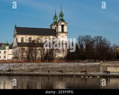 31/01/2021 - Polen/Krakau - Blick über die Weichselufer und den Erzengel St. Michael und die Kirche St. Stanisław. Winterzeit. Stockfoto