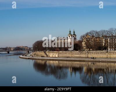 31/01/2021 - Polen/Krakau - Blick über die Weichselufer und den Erzengel St. Michael und die Kirche St. Stanisław. Winterzeit. Stockfoto