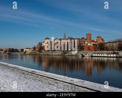 31/01/2021 - Polen/Krakau - Blick über die Weichsel und das Wawel-Schloss, die größte Attraktion Krakaus. Winterzeit Stockfoto