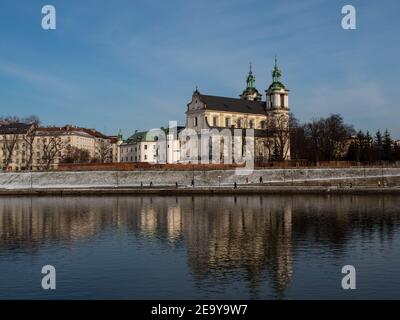 31/01/2021 - Polen/Krakau - Blick über die Weichselufer und den Erzengel St. Michael und die Kirche St. Stanisław. Winterzeit. Stockfoto