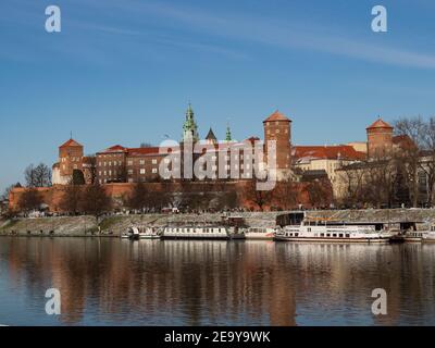 31/01/2021 - Polen/Krakau - Blick über die Weichsel und das Wawel-Schloss, die größte Attraktion Krakaus. Winterzeit Stockfoto