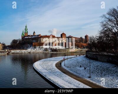 31/01/2021 - Polen/Krakau - Blick über die Weichsel und das Wawel-Schloss, die größte Attraktion Krakaus. Winterzeit. Blick über die Burg und den Fluss b Stockfoto