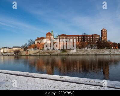 31/01/2021 - Polen/Krakau - Blick über die Weichsel und das Wawel-Schloss, die größte Attraktion Krakaus. Winterzeit Stockfoto