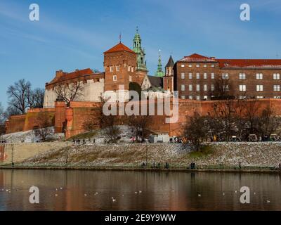 31/01/2021 - Polen/Krakau - Blick über die Weichsel und das Wawel-Schloss, die größte Attraktion Krakaus. Winterzeit Stockfoto