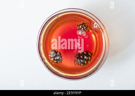 Junge Tannenzapfen in Honig, Draufsicht. Stockfoto