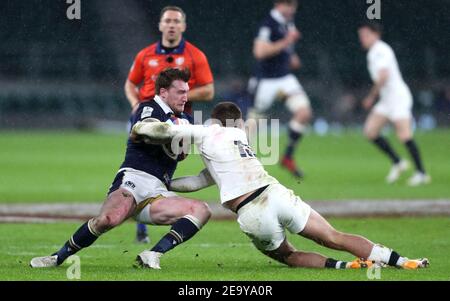 Schottlands Stuart Hogg (links) und Englands Henry Slade während des Guinness Six Nations-Spiels im Twickenham Stadium, London. Bilddatum: Samstag, 6. Februar 2021. Stockfoto