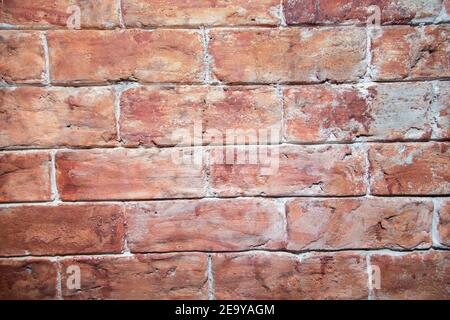 Die Wand besteht aus alten roten Ziegeln. Nahaufnahme. Stockfoto