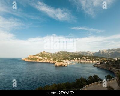 Luftaufnahme, Drohne, Vogelperspektive auf Soller Hafen in Palma de Mallorca, Balearen, Spanien Stockfoto