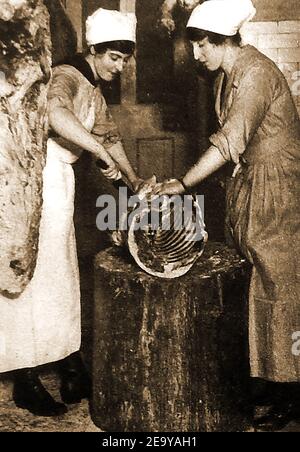 WVWI - Land Mädchen und Frauen übernehmen die Arbeit ihrer Männer in Großbritannien. Ein altes Foto, das Frauen zeigt, die im Fleischgeschäft am Royal Naval College in Greenwich UK Fleisch schlachten. Eine der vielen Aufgaben, die sie während des Krieges ihrer Männer gelernt haben Stockfoto