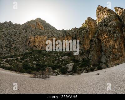 Atemberaubende Klippen, wo die Schlucht Torrent de Pareis das Meer erreicht, ist es nur einen kurzen Spaziergang von Sa Calobra, teilweise durch spektakuläre Felsen, Tunnel/ Stockfoto