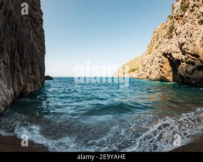 Atemberaubende Klippen, wo die Schlucht Torrent de Pareis das Meer erreicht, ist es nur einen kurzen Spaziergang von Sa Calobra, teilweise durch spektakuläre Felsen, Tunnel/ Stockfoto