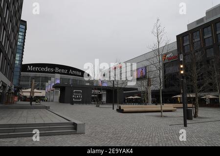 DEUTSCHLAND, BERLIN, 03. MÄRZ 2019: Mercedes Platz mit Mercedes-Benz Arena und Verti Music Hall Stockfoto