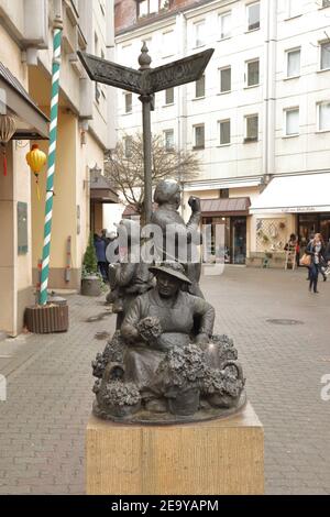 DEUTSCHLAND, BERLIN, 03. MÄRZ 2019: Fußgängerzone 'am Nussbaum' mit dem Wegweiser 'Altberliner Originale'. Stockfoto