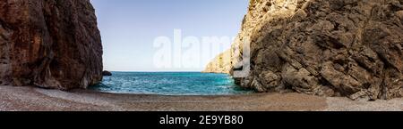 Atemberaubende Klippen, wo die Schlucht Torrent de Pareis das Meer erreicht, ist es nur einen kurzen Spaziergang von Sa Calobra, teilweise durch spektakuläre Felsen, Tunnel/ Stockfoto