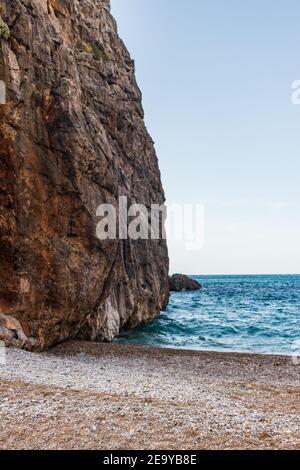 Atemberaubende Klippen, wo die Schlucht Torrent de Pareis das Meer erreicht, ist es nur einen kurzen Spaziergang von Sa Calobra, teilweise durch spektakuläre Felsen, Tunnel/ Stockfoto