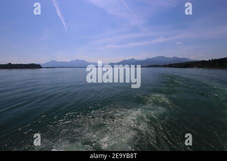 Blick auf den bayerischen Chiemsee mit Bergen in der Hintergrund Stockfoto