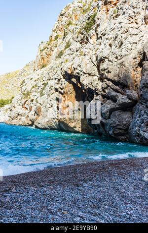 Atemberaubende Klippen, wo die Schlucht Torrent de Pareis das Meer erreicht, ist es nur einen kurzen Spaziergang von Sa Calobra, teilweise durch spektakuläre Felsen, Tunnel/ Stockfoto