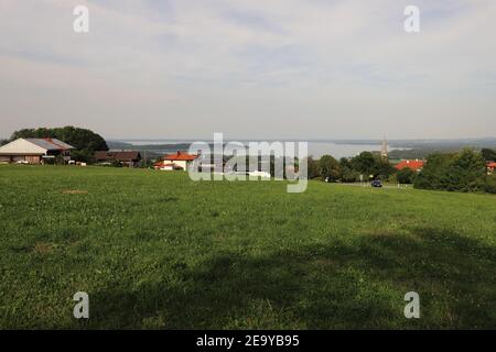 Blick vom Aussichtspunkt 'Chiemseeblick' nach Hittenkirchen mit Chiemsee im Hintergrund. Stockfoto