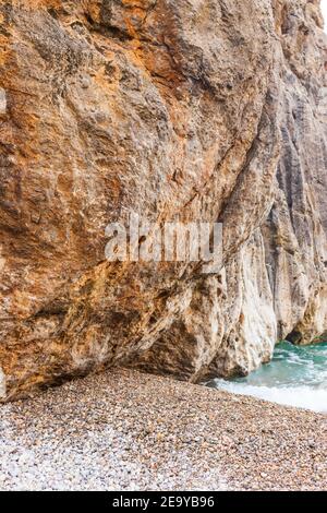 Atemberaubende Klippen, wo die Schlucht Torrent de Pareis das Meer erreicht, ist es nur einen kurzen Spaziergang von Sa Calobra, teilweise durch spektakuläre Felsen, Tunnel/ Stockfoto