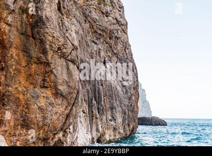 Atemberaubende Klippen, wo die Schlucht Torrent de Pareis das Meer erreicht, ist es nur einen kurzen Spaziergang von Sa Calobra, teilweise durch spektakuläre Felsen, Tunnel/ Stockfoto