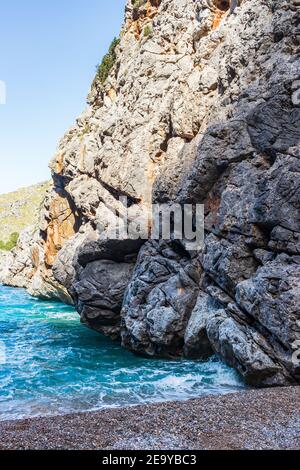 Atemberaubende Klippen, wo die Schlucht Torrent de Pareis das Meer erreicht, ist es nur einen kurzen Spaziergang von Sa Calobra, teilweise durch spektakuläre Felsen, Tunnel/ Stockfoto