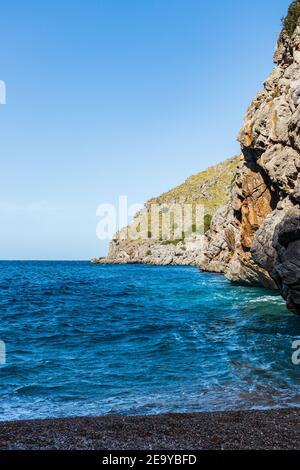 Atemberaubende Klippen, wo die Schlucht Torrent de Pareis das Meer erreicht, ist es nur einen kurzen Spaziergang von Sa Calobra, teilweise durch spektakuläre Felsen, Tunnel/ Stockfoto