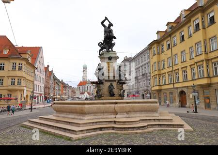 DEUTSCHLAND, AUGSBURG - 17. AUGUST 2019: Herkules-Brunnen in Augsburg Stockfoto