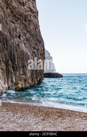 Atemberaubende Klippen, wo die Schlucht Torrent de Pareis das Meer erreicht, ist es nur einen kurzen Spaziergang von Sa Calobra, teilweise durch spektakuläre Felsen, Tunnel/ Stockfoto
