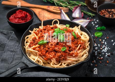 Klassisches italienisches Gericht Pasta Bolognese auf schwarzem Hintergrund. Draufsicht, horizontal. Stockfoto