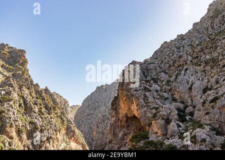 Atemberaubende Klippen, wo die Schlucht Torrent de Pareis das Meer erreicht, ist es nur einen kurzen Spaziergang von Sa Calobra, teilweise durch spektakuläre Felsen, Tunnel/ Stockfoto