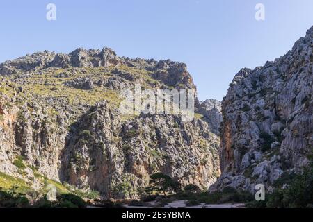 Atemberaubende Klippen, wo die Schlucht Torrent de Pareis das Meer erreicht, ist es nur einen kurzen Spaziergang von Sa Calobra, teilweise durch spektakuläre Felsen, Tunnel/ Stockfoto