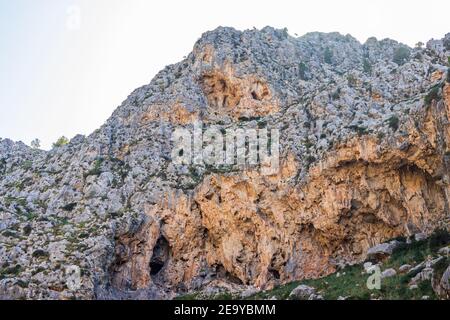 Atemberaubende Klippen, wo die Schlucht Torrent de Pareis das Meer erreicht, ist es nur einen kurzen Spaziergang von Sa Calobra, teilweise durch spektakuläre Felsen, Tunnel/ Stockfoto