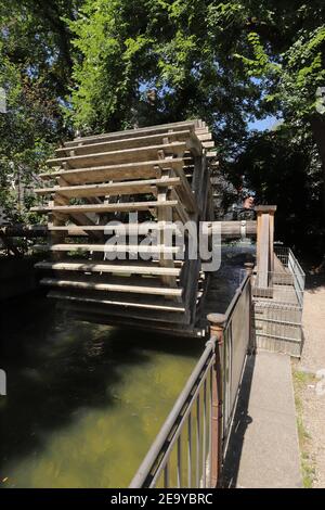 DEUTSCHLAND, AUGSBURG - 18. AUGUST 2019: Holzwasserrad am Schwalllech in Augsburg Stockfoto