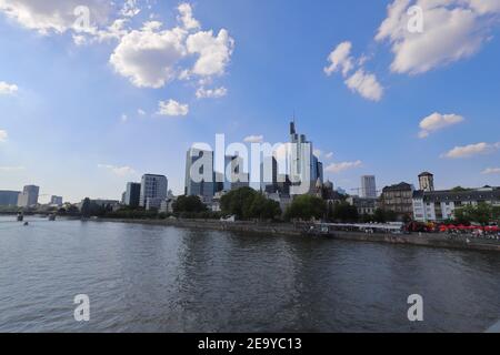 DEUTSCHLAND, FRANKFURT AM MAIN - 31. AUGUST 2019: Skyline von Frankfurt Stockfoto