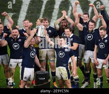 Twickenham, Großbritannien. Februar 2021, 06th. Twickenham Stadium, London 6th Feb 2021 Schottland feiern Sieg über England und heben die Kalkutta Cup Bild-Kredit: Kredit: Mark Pain/Alamy Live Nachrichten Stockfoto