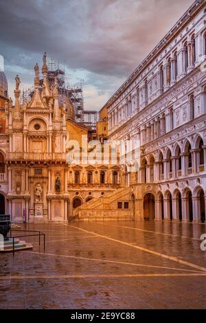 Venedig, Italien, Markusdom, Blick vom Innenhof auf den Dogenpalast Stockfoto