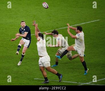 Twickenham, Großbritannien. Februar 2021, 06th. Twickenham Stadium, London 6th Feb 2021 Finn Russell räumt unter Druck für Schottland. Bild-Kredit : Kredit: Mark Pain/Alamy Live Nachrichten Stockfoto