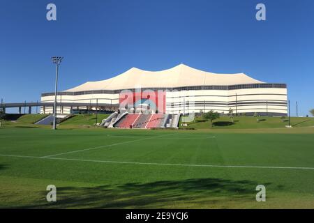 Ein Blick auf das Al Bayt Stadion, auch bekannt als Al Khor Stadion in Katar. Stockfoto