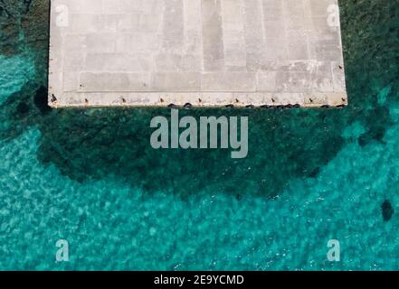 Luftdrohnen-Ansicht, schöne landschaftliche Aussicht auf Berge und blaues kristallklares Wasser am Ufer der Insel Mallorca, Balearen, Spanien Stockfoto