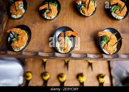 Wunderschön dekorierter Banketttisch mit verschiedenen Meeresfrüchtespezialitäten und Sandwiches Und Garnelen Vorspeisen Stockfoto