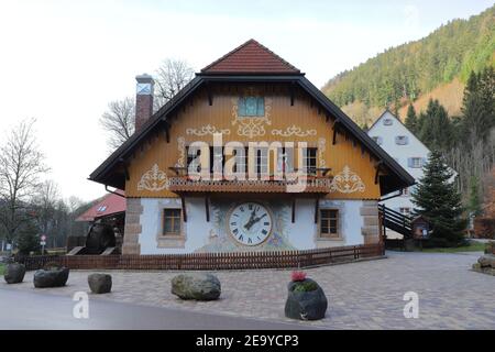 DEUTSCHLAND, SCHWARZWALD, BREITNAU - 18. DEZEMBER 2019: Ein Gebäude in Form einer Kuckucksuhr steht im Hofgut Sternen Stockfoto