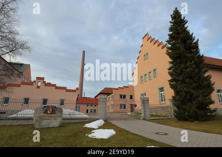 DEUTSCHLAND, SCHWARZWALD, GRAFENHAUSEN - 19. DEZEMBER 2019: Gebäude, Schornstein und Felsbrocken mit Emblem der Rothaus Brauerei Stockfoto