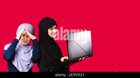 Banner – Langformat. Kaukasische muslimische Frauen sind Realtoren. Sie unterzeichnen Online-Deal. Sie verkauften neue Wohnung. Die arabische Frau hält die Hände in Form eines Hauses Stockfoto