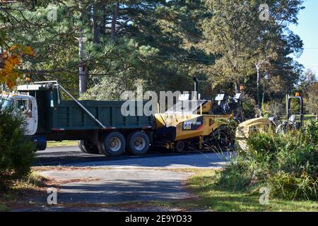 Asphalt Pflasterung Maschine und Dump Truck Pflasterung einer Autobahn in North Carolina. Stockfoto